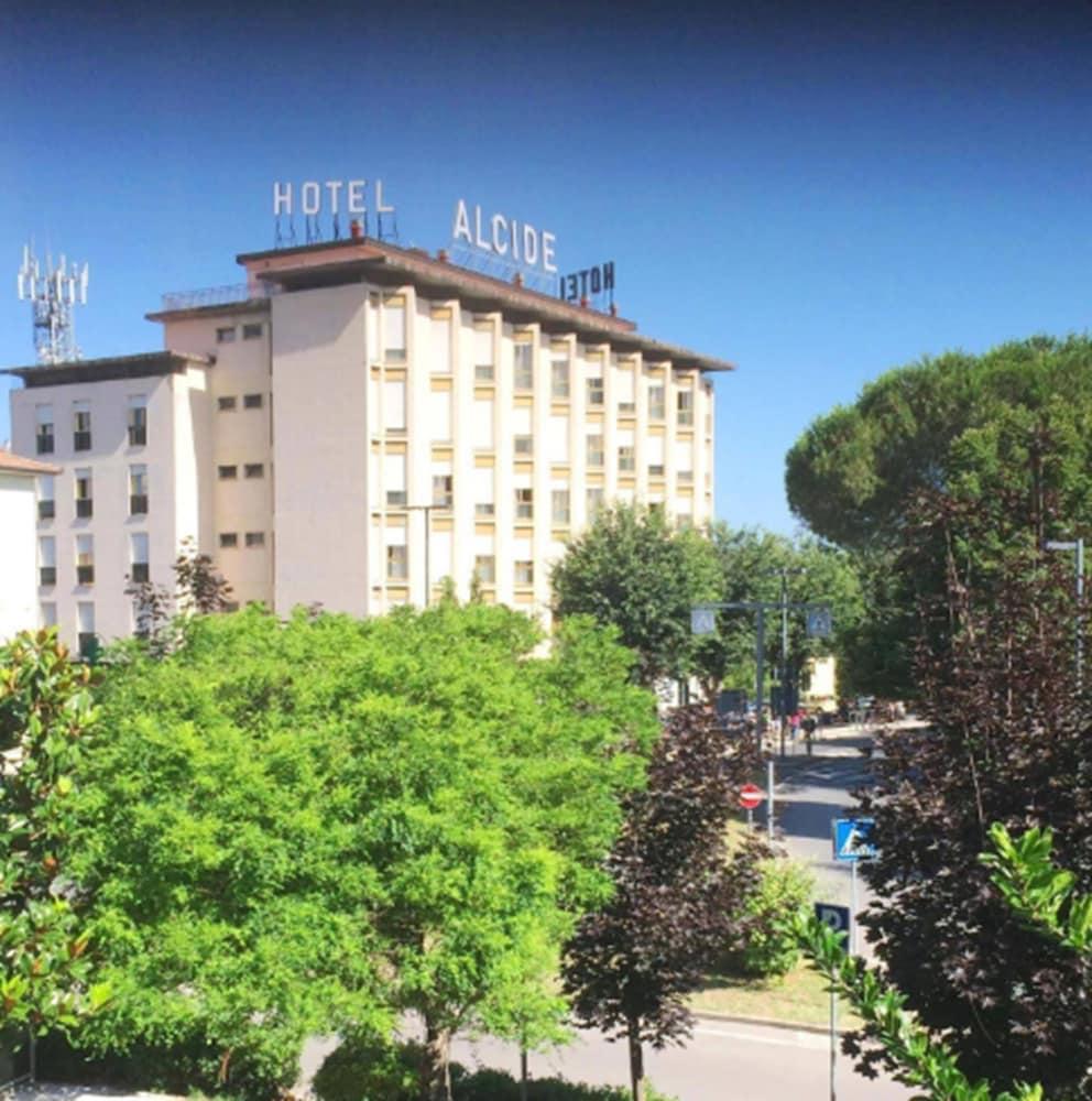 Hotel Ristorante Alcide 4*